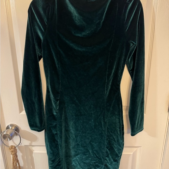 Small green velvet dress - Picture 3 of 6
